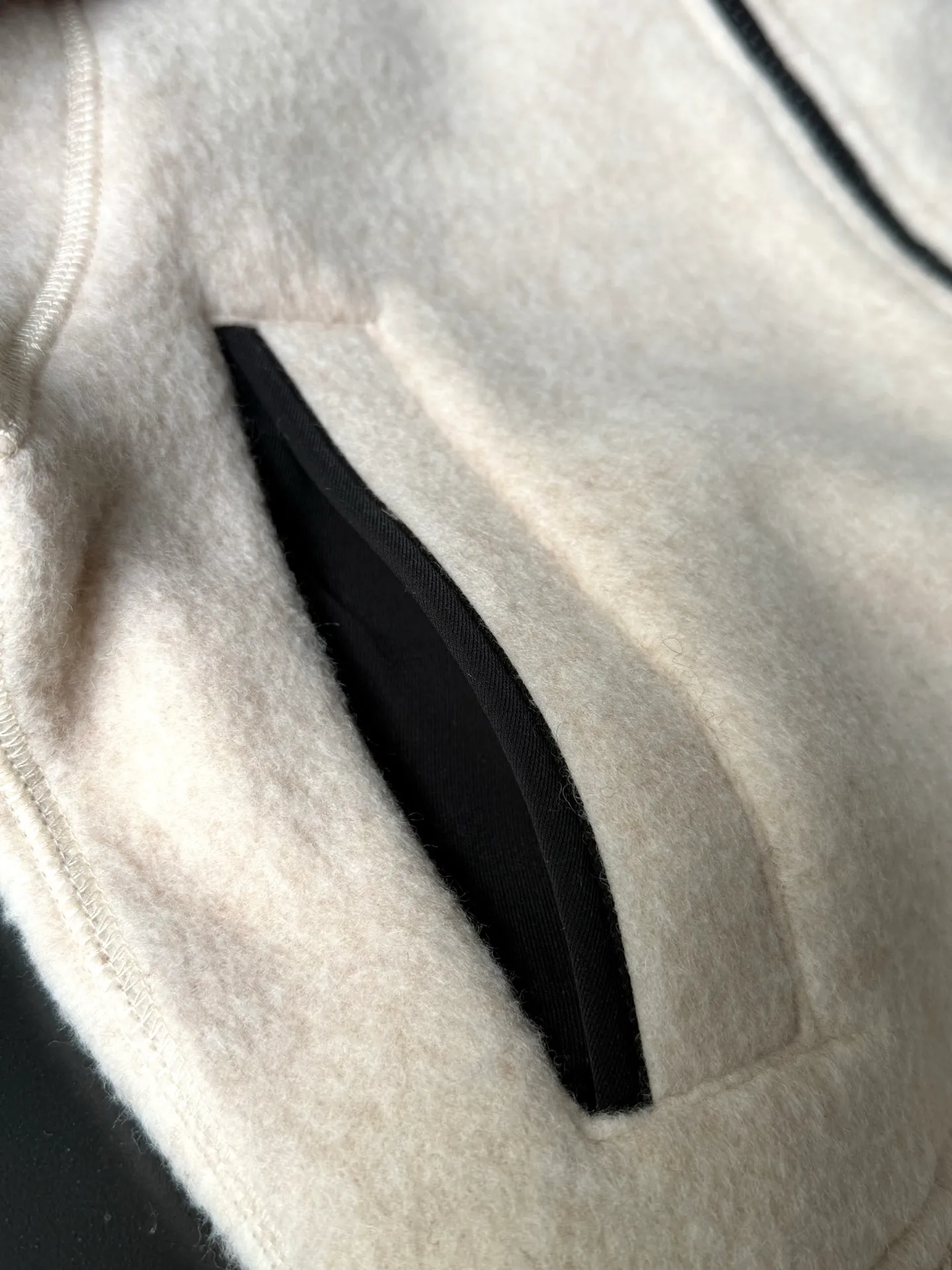 P620 Canada Goose Fleece Wool Baseball Jacket Fabric selection: Wool fleece fabric blended with wool as the main body and a very small amount of spandex and polyester fiber. Wool is a core natural ingredient that provides unparalleled temperature regulation, antibacterial and anti-odor properties and a skin-friendly feel. The feeding of a small amount of spandex gives the fabric a certain degree of four-way elasticity, making it non-restrictive during daily activities. As the basis of fleece's structure, polyester fiber enhances the fabric's durability, wrinkle resistance and quick-drying properties. It contributes to the loft of the fleece and provides functions such as trapping air.  Detail 1: The sleeves and hem are closed with 2×2 ribbing. Its strong elasticity can closely fit wrists and waists of different thicknesses, forming an effective 'seal' to prevent cold wind from blowing back. It can still maintain its original shape after repeated stretching and use, and is not easy to loose and deform. And the ribbed cuffs can convey a sense of design and enhance the visual beauty.  Detail 2: The combination of hood design and elastic buckle improves warmth and windproof performance when wearing. Accessories: Customized elastic drawstring, elastic buckle, custom zipper pendant, custom armband Size: S M L Color: Black Gray Mickey